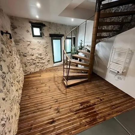 Maison Suspendue Avec Jacuzzi Privatif Holiday home